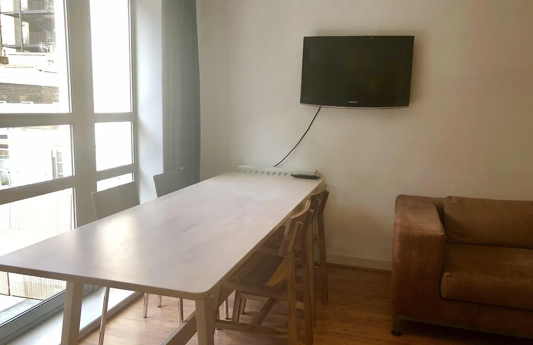 Stylish Maisonette And Studio In Victoria-1