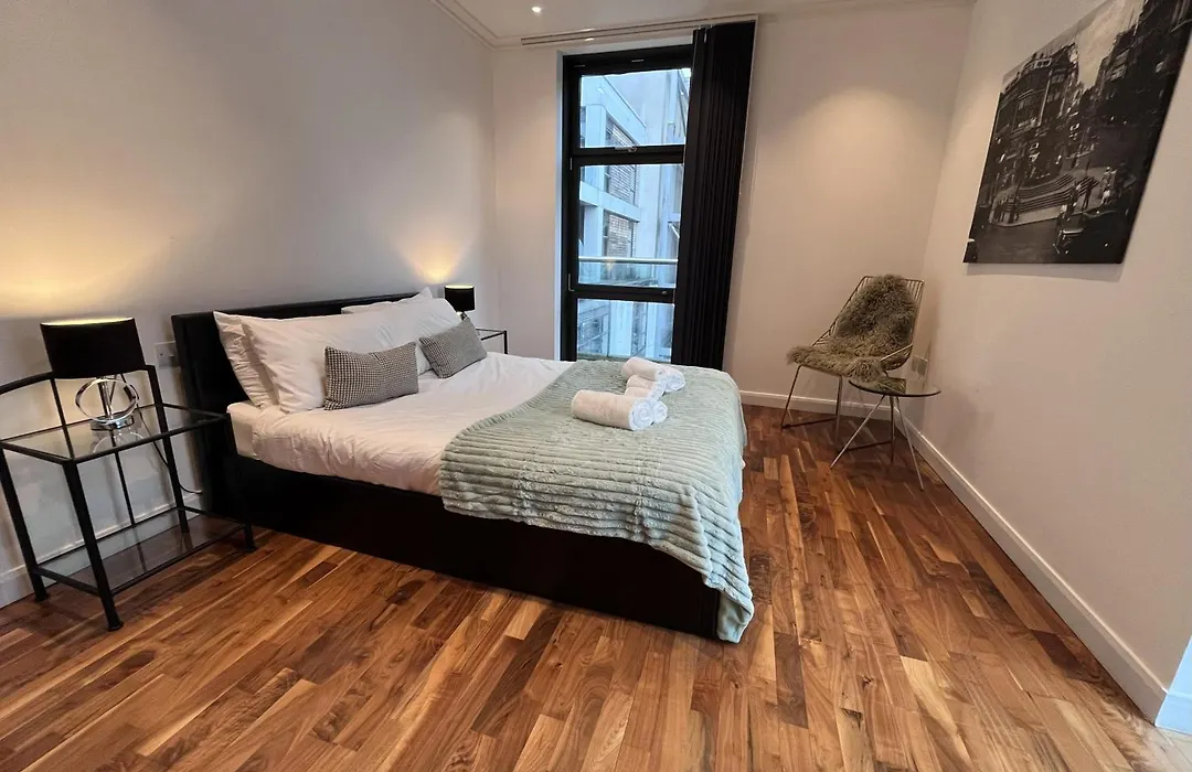 Penthouse Canary Wharf - Free Wifi-1
