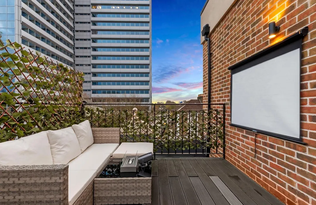 Modern Cosy 2 Bed Apartment, Smart Tv & Netflix With Private Balcony And City View-1