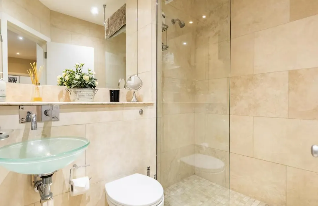 Double Bedroom In Homely, 5 Bedroom Family House By The River In Fulham-1