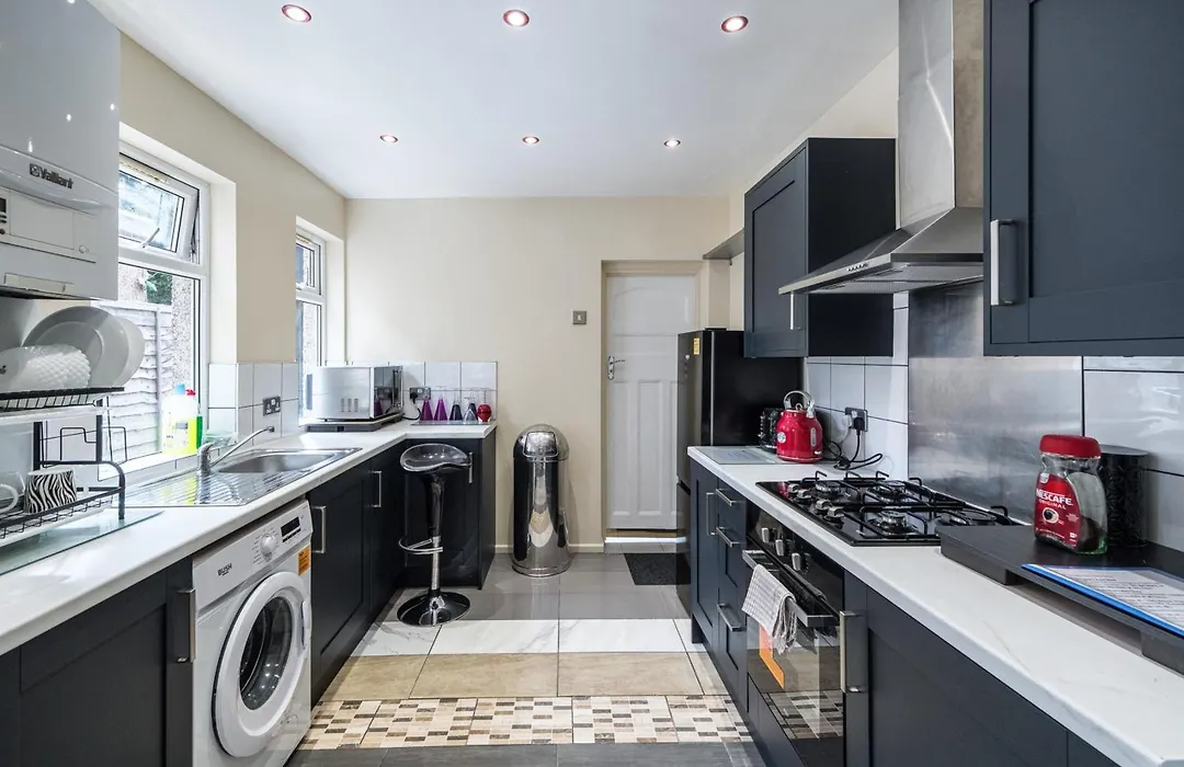House Sleeps 8 - Garden - Short Walk To Station-1