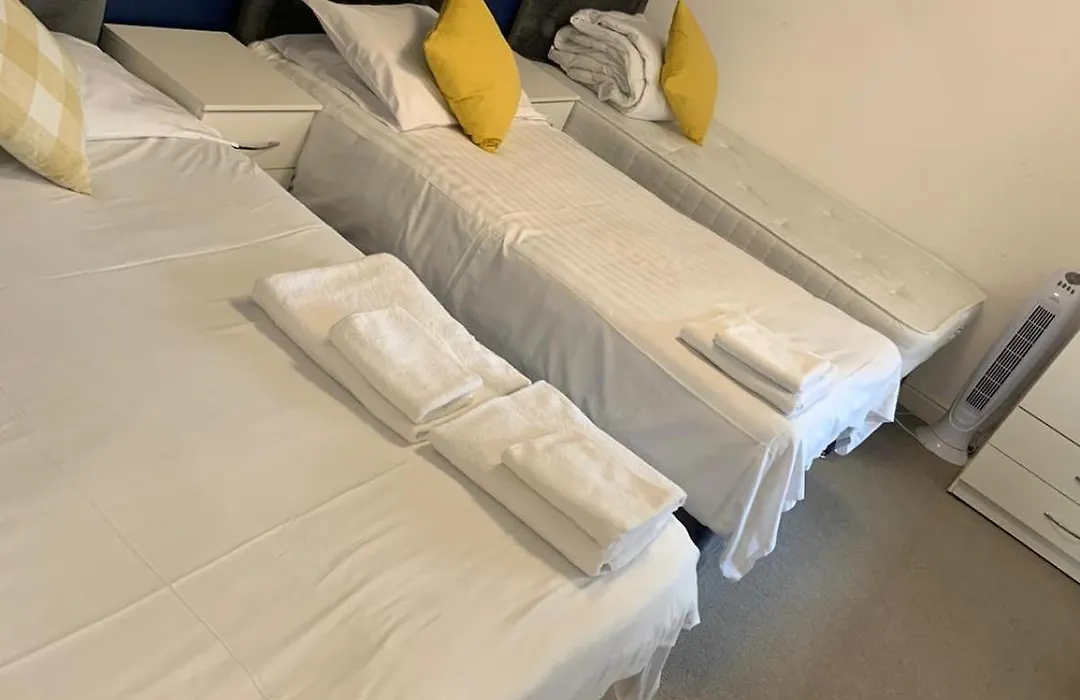 2-Bed 2 Bath Flat, Close To Tube, Free Parking-1