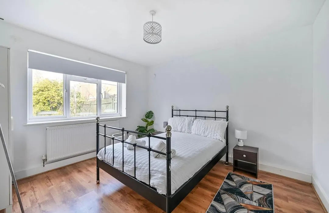Serene 2 Bedroom Flat Free Off-Street Parking 1 Elwb Van Close To Tube-1
