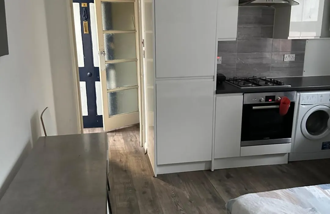Studio Flat In Central London-1