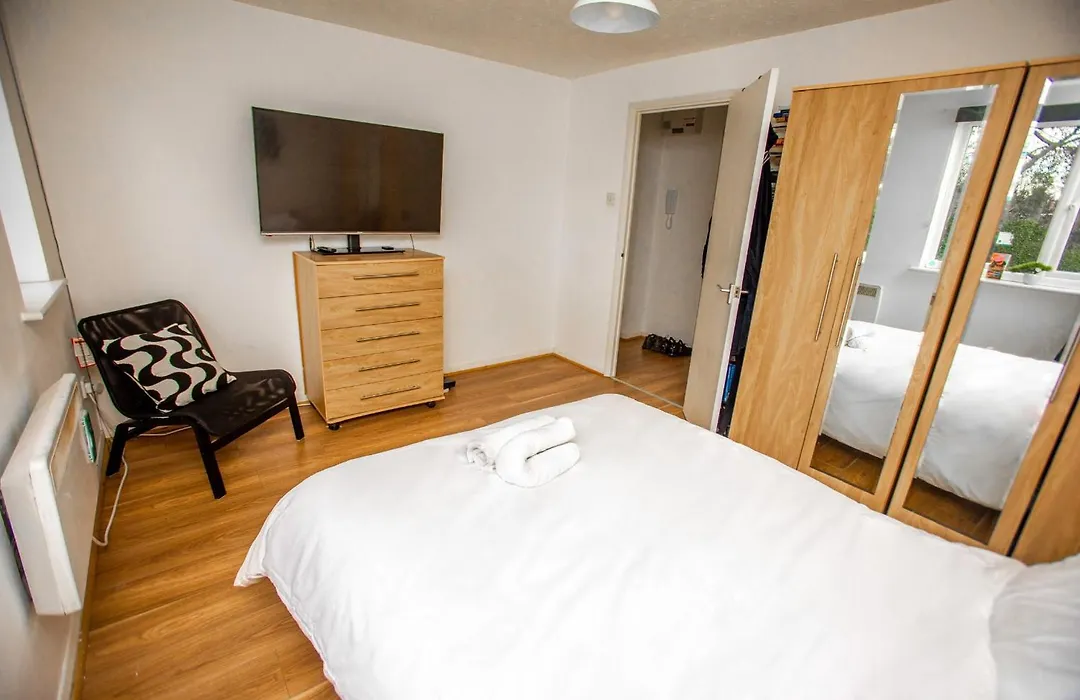 Modern 1-Bed - Free Parking - Wifi - Near Station-1