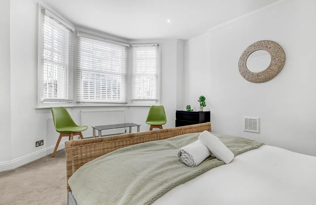 Private Entrance Garden Flat In Kensington Olympia-1