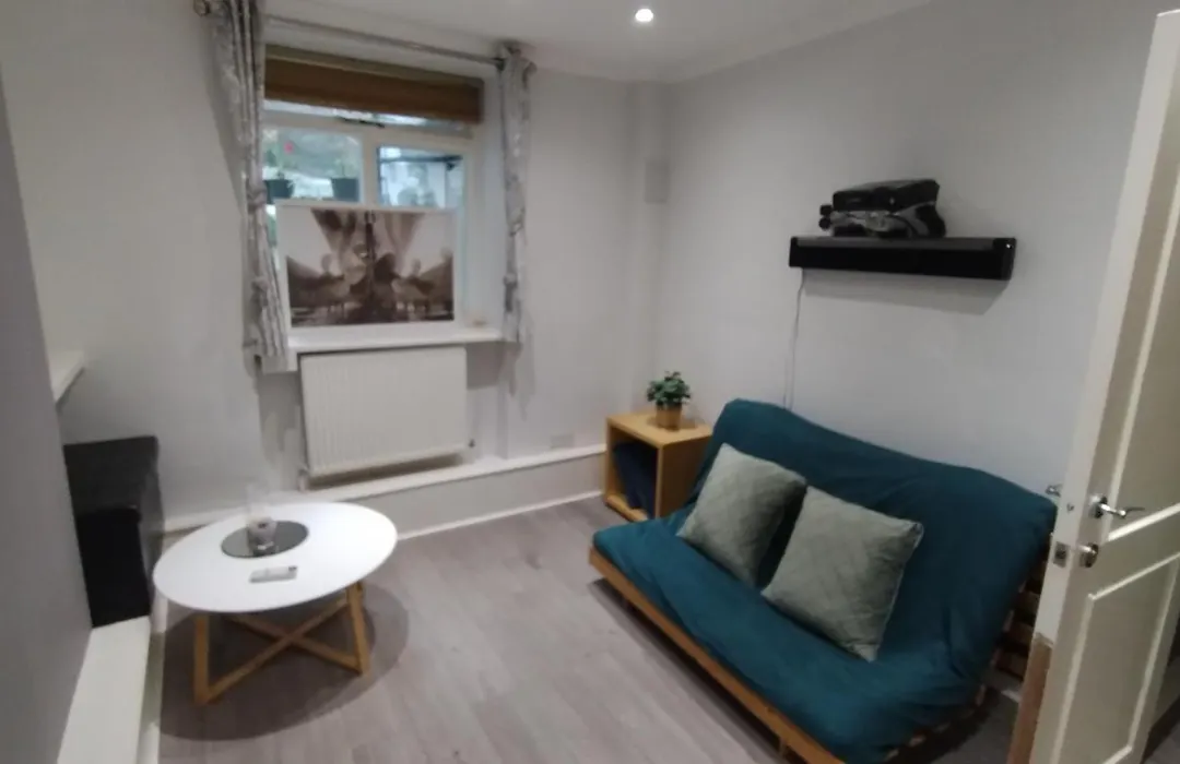 Central Connection: Double Room in Heart of City-1