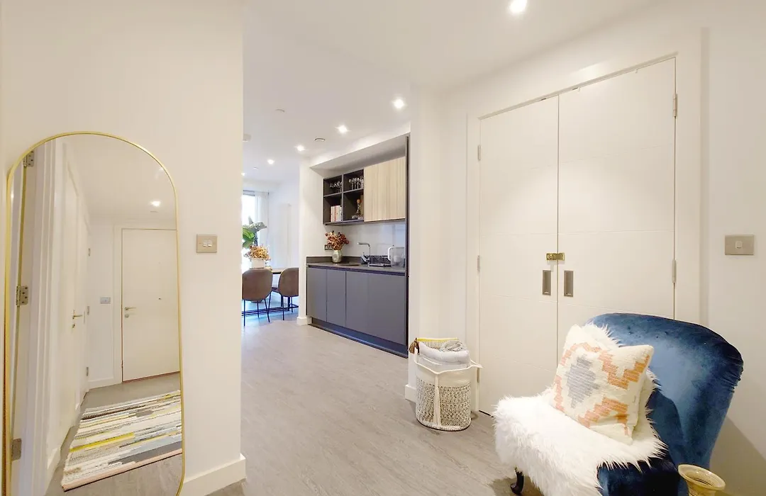 Deluxe One-Bed Apartment Near London Excel-1