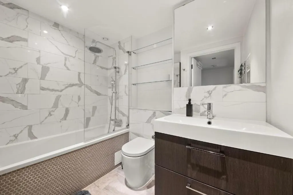 Sg, Charming Chelsea Balcony Suite-1