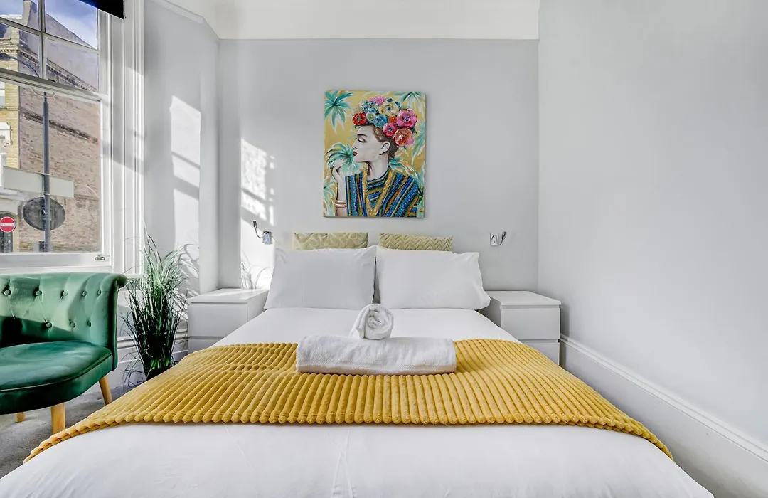 Stylish Garden Flat In Kensington Olympia-1