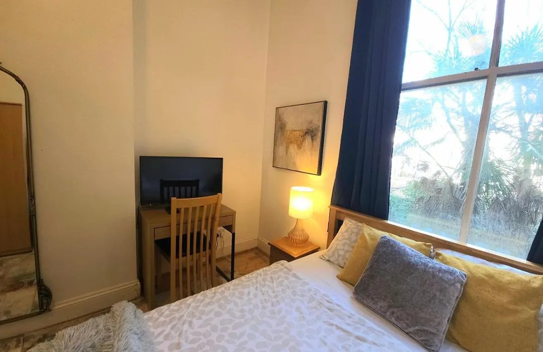 Charming Home With Private Balcony, On 1St Floor, With 2 Bathrooms, 3 Min Walk To Earl'S Court Station-1