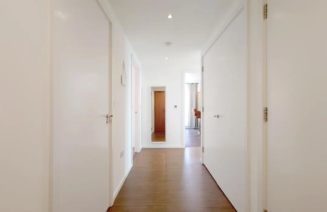 Fully Serviced Two-Bed Apartment Near London Excel-1