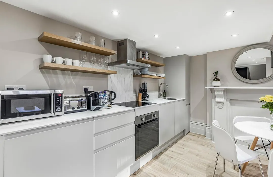 Well Appointed Garden Condo In Kensington Olympia-1