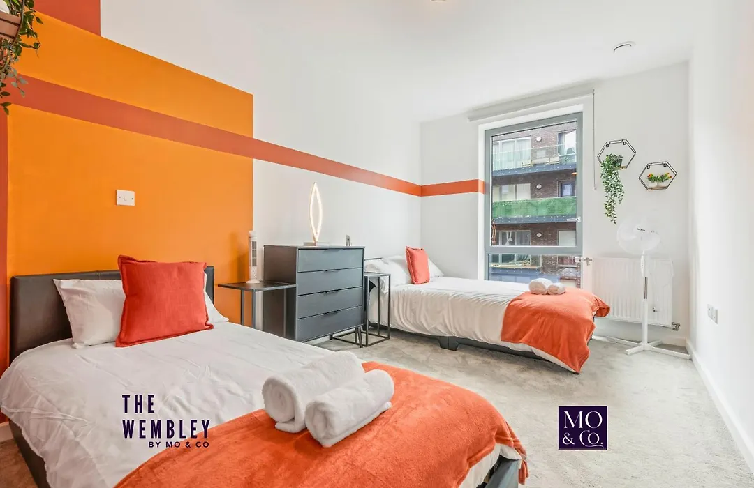Wembley Stadium Luxury Apartment - Balcony Views, Netflix, Pool & Ping Pong - Sleeps 9-1