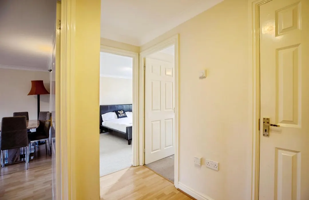 Spacious 2-Bed Family Flat In Wimbledon Near Tube-1