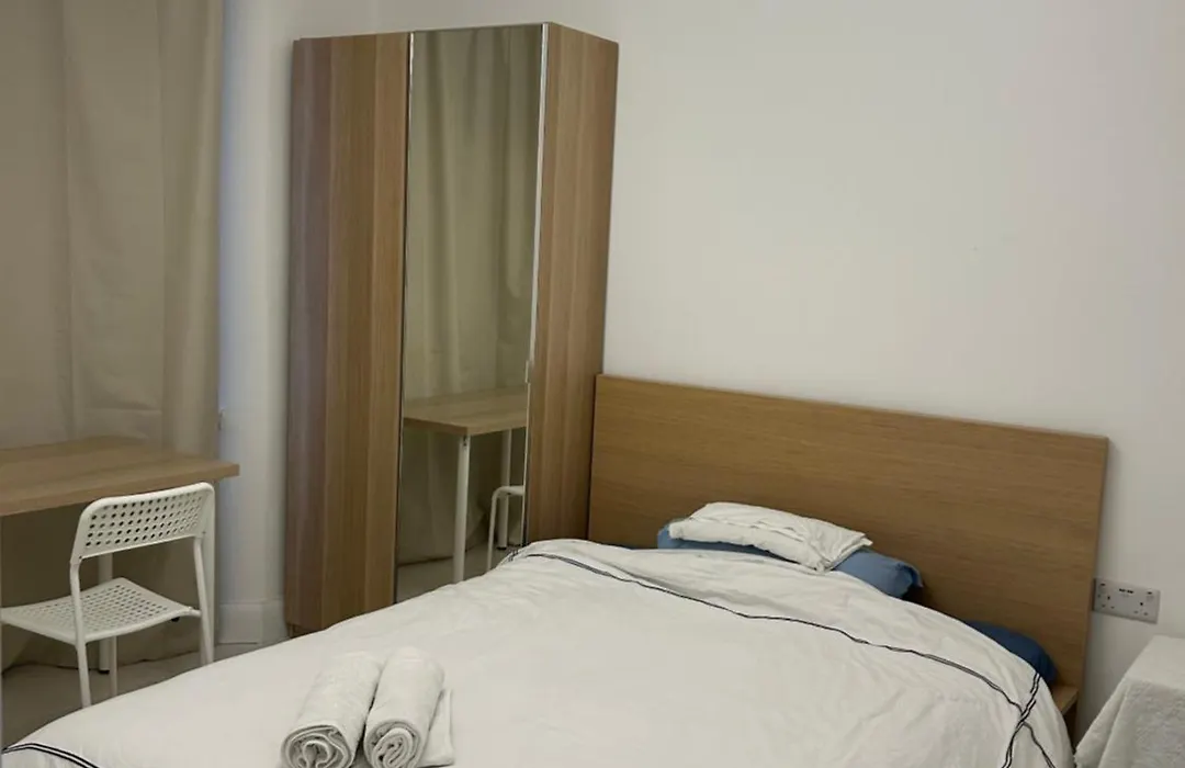 Lovely Room At Stratford London-1