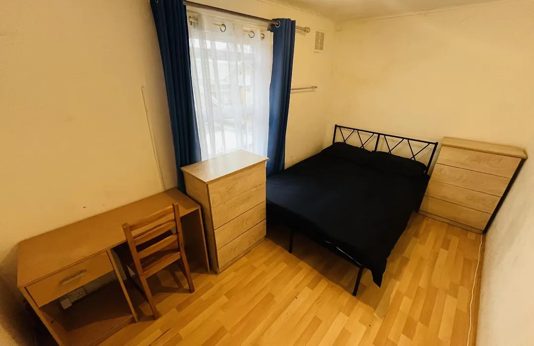 Spacious Double Beds In East Acton, Fast Transport Links Into City & Airport-1