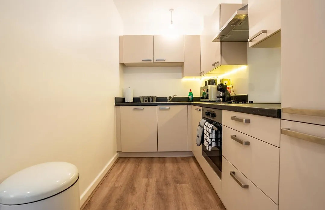 Central Wembley Stadium 1Br Flat - Sleeps 6 - Balcony-1