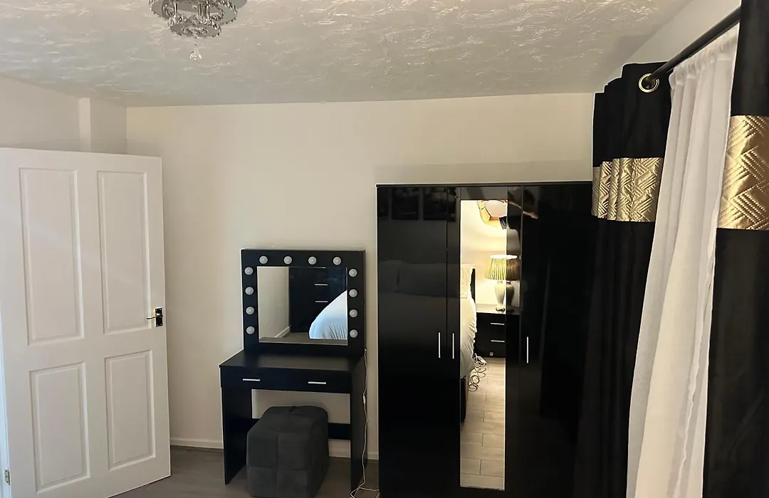 Modern 2 Bedroom House Near London City Airport, Excel, O2 & Dlr With Free Parking & Privet Entrance-1