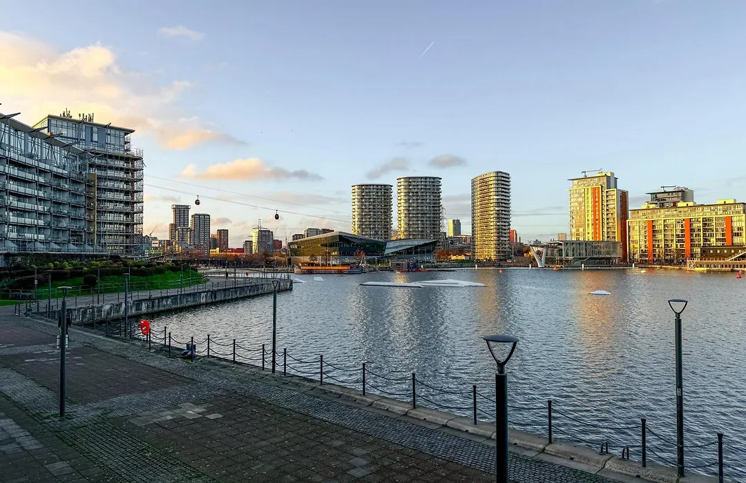 Modern 2 Bed Sleeps 6 Near O2 Excel Enjoy River Views And Easy Access To The Ifs Cloud Cable Car Features 2 Bedrooms Plus A Sofa Bed For 6 Guests-1