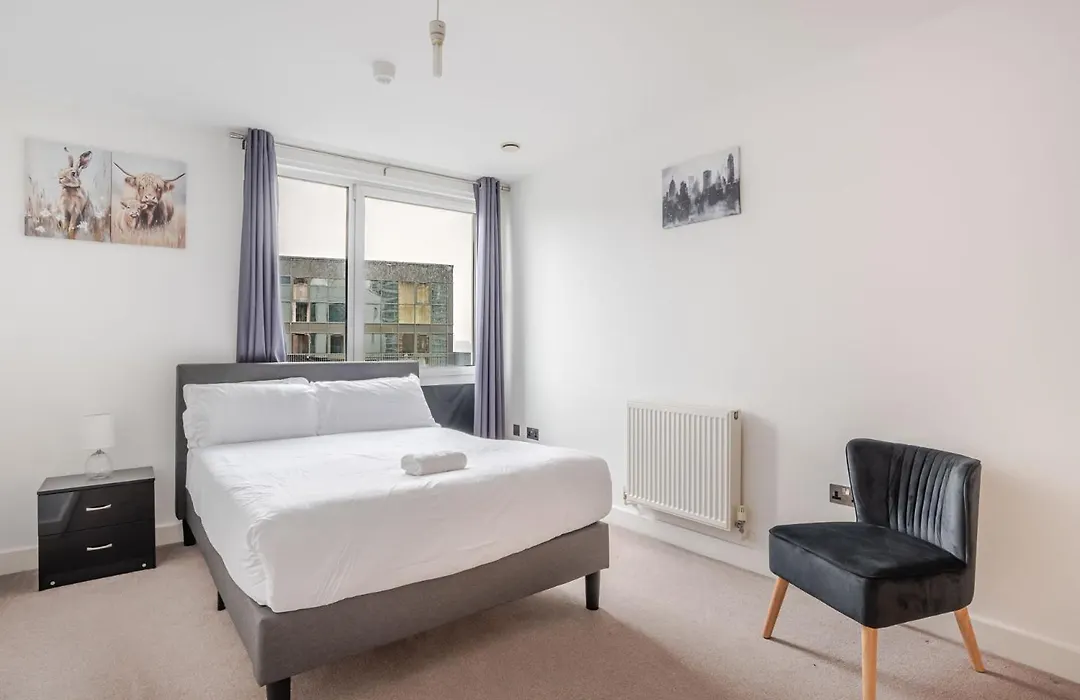 Two Bedrooms Flat In Stratford-1