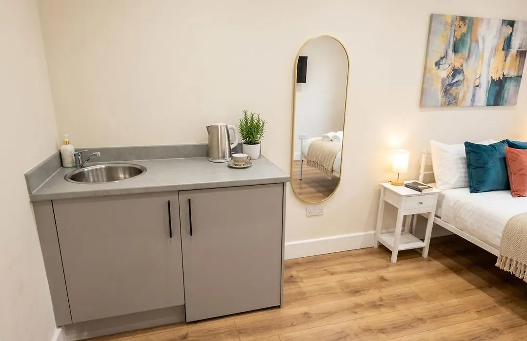 Stylish Acton Studio Fast Central Connection-1