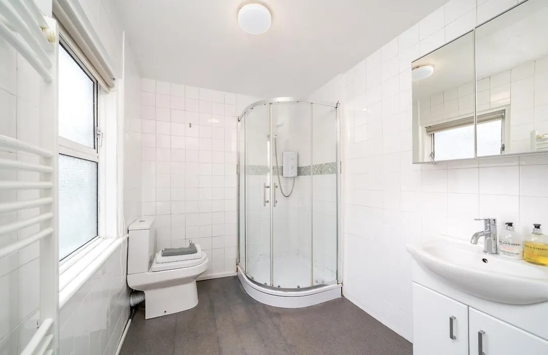 Oxford Street & Soho Square Apartment - Spacious Studio Suite, Full Kitchen, Two Double Beds, Stairs Access-1