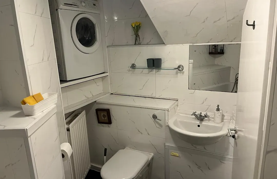Studio Apartment - Entire Lower Ground Floor - Only 7 Mins Walk Kings Cross St Pancras Station-1