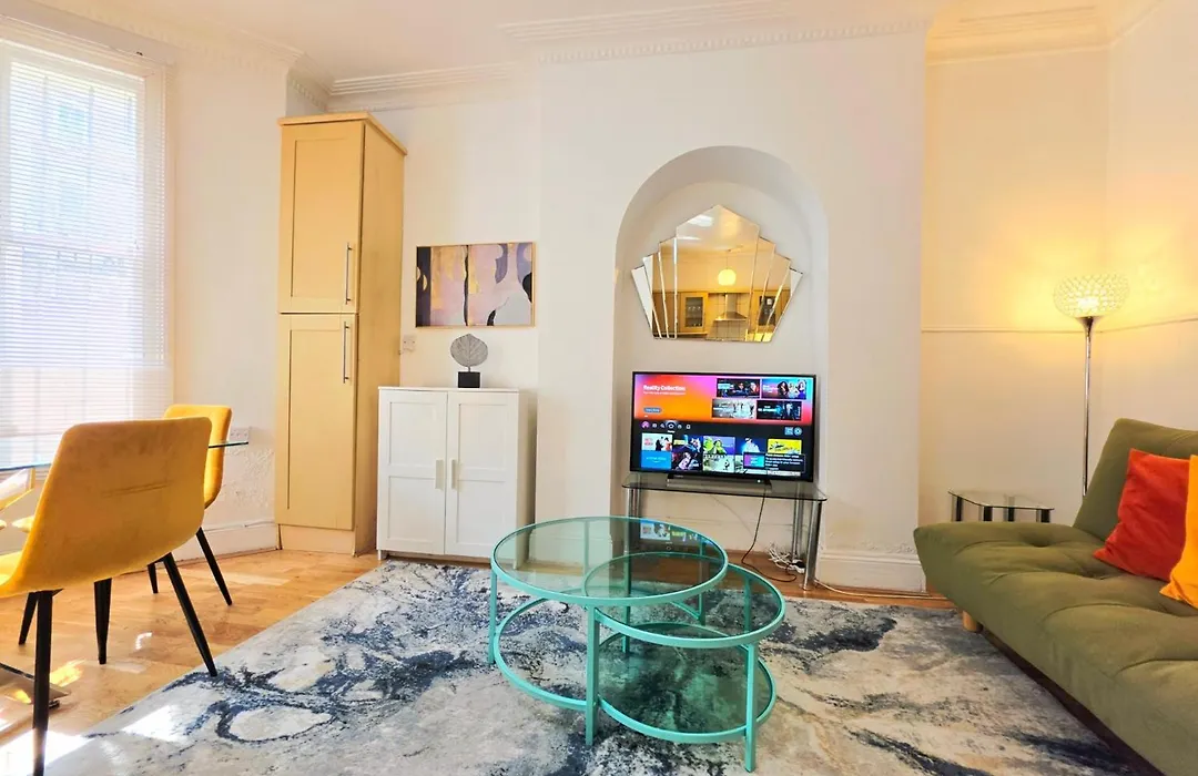 Spacious & Cosy 2 Bedroom Home Plus 2 Sofa-Beds With Private Entrance And Back Patio, 3 Min Walk To Earl'S Court Station-1