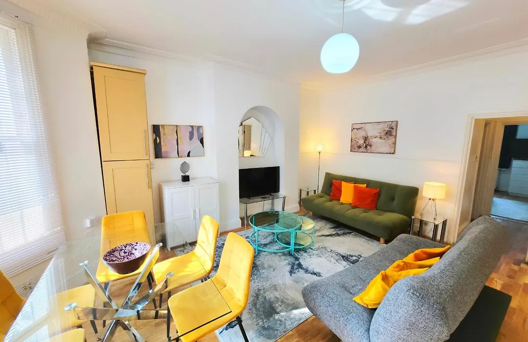 Spacious & Cosy 2 Bedroom Home Plus 2 Sofa-Beds With Private Entrance And Back Patio, 3 Min Walk To Earl'S Court Station-1