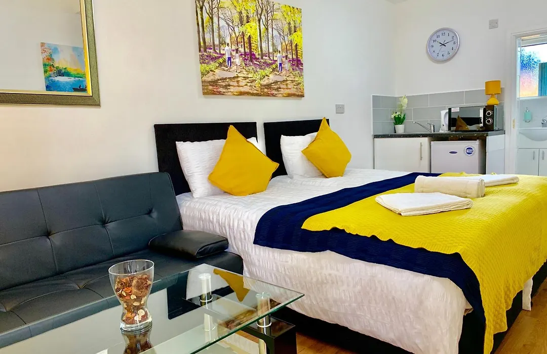 London Studio Apartments, Private Bathroom, Kitchenette, Parking, Np2-1