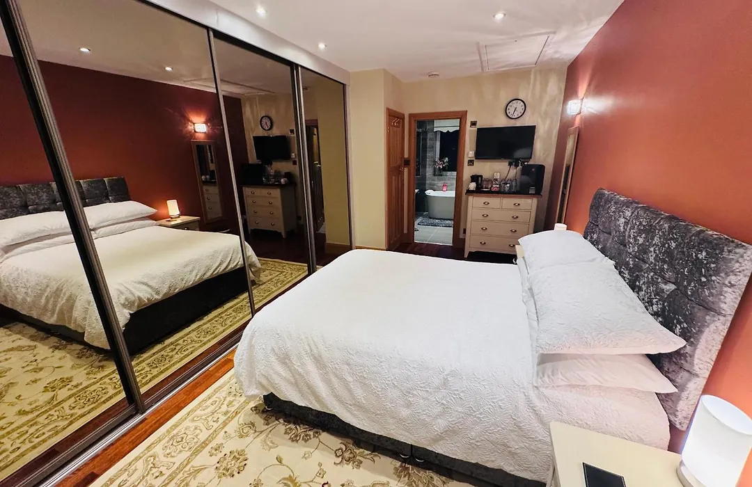 Cosy Double Room With A Separate Shower Room, Or Upgrade To A Deluxe Double Room With En-Suite Facilities With Just A 2 Minute Walk To Train Station-1
