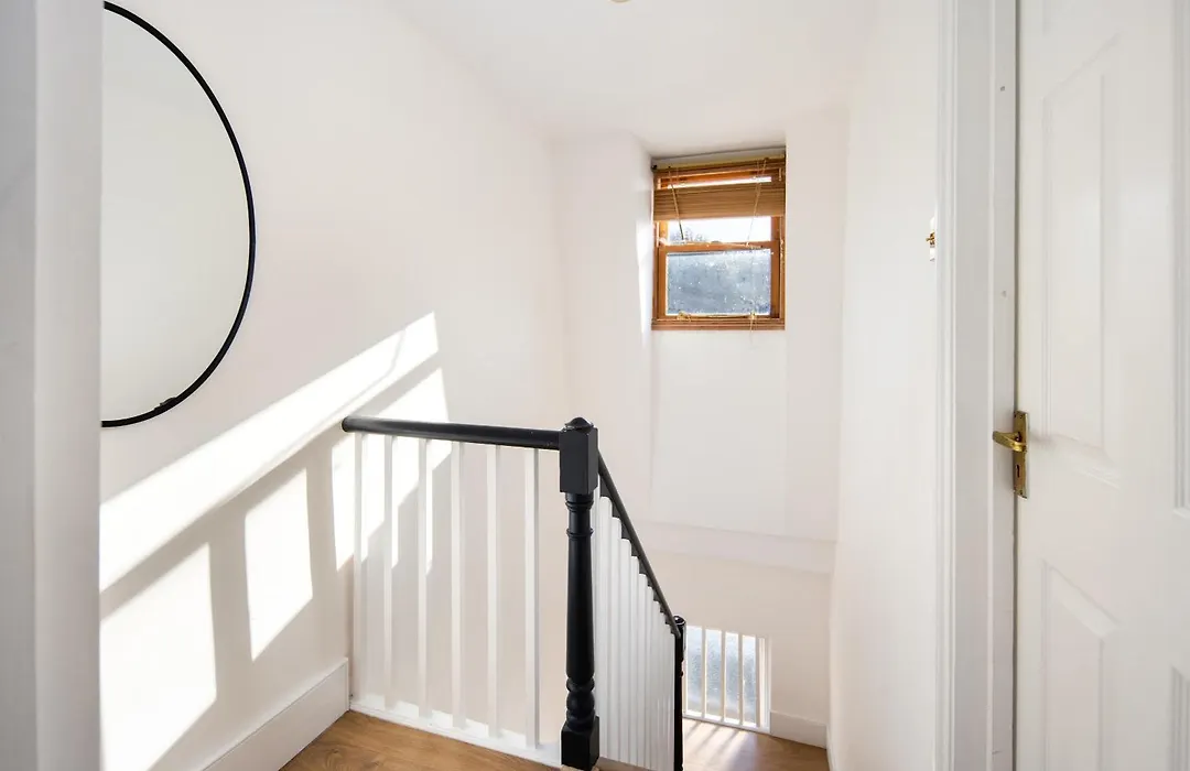 10 Mins Walk To The Oval, The Kennington Retreat-1