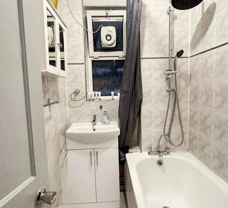 Spacious 3 Bedroom Flat In Stockwell-1