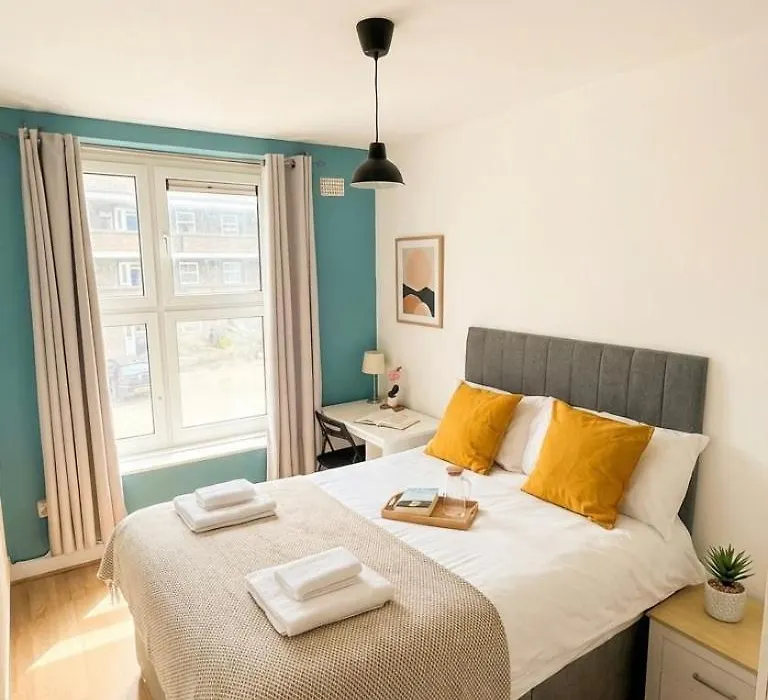Spacious 3 Bedroom Flat in Stockwell-1