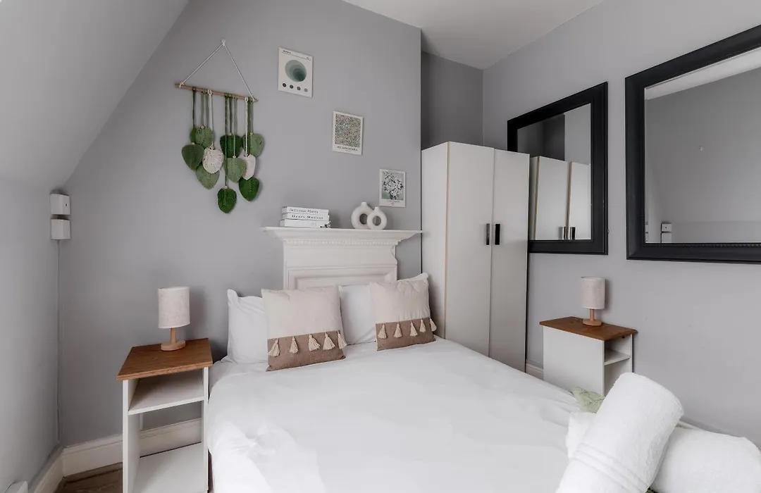 Apartments In The Heart Of High Street Kensington-1
