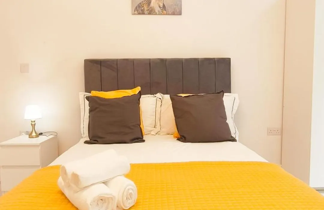 Spacious 2B2B Apartment With Garden In Hammersmith-1