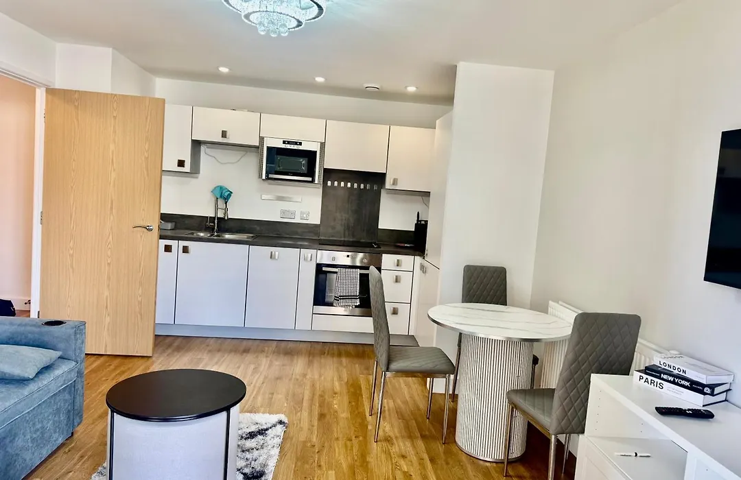 Central-Modern 1-Bed Apt,Sleep 4 -Near Train Station & Easy Access To Central London & City Centre-1