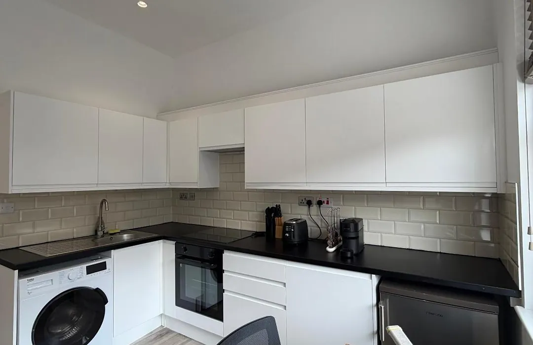 Modern Studio Flat With Balcony In Heart Of London-1