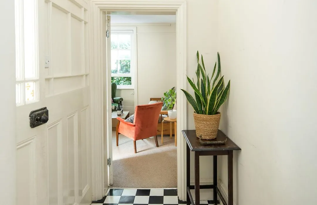 Charming Shepherd'S Bush Apartment-1