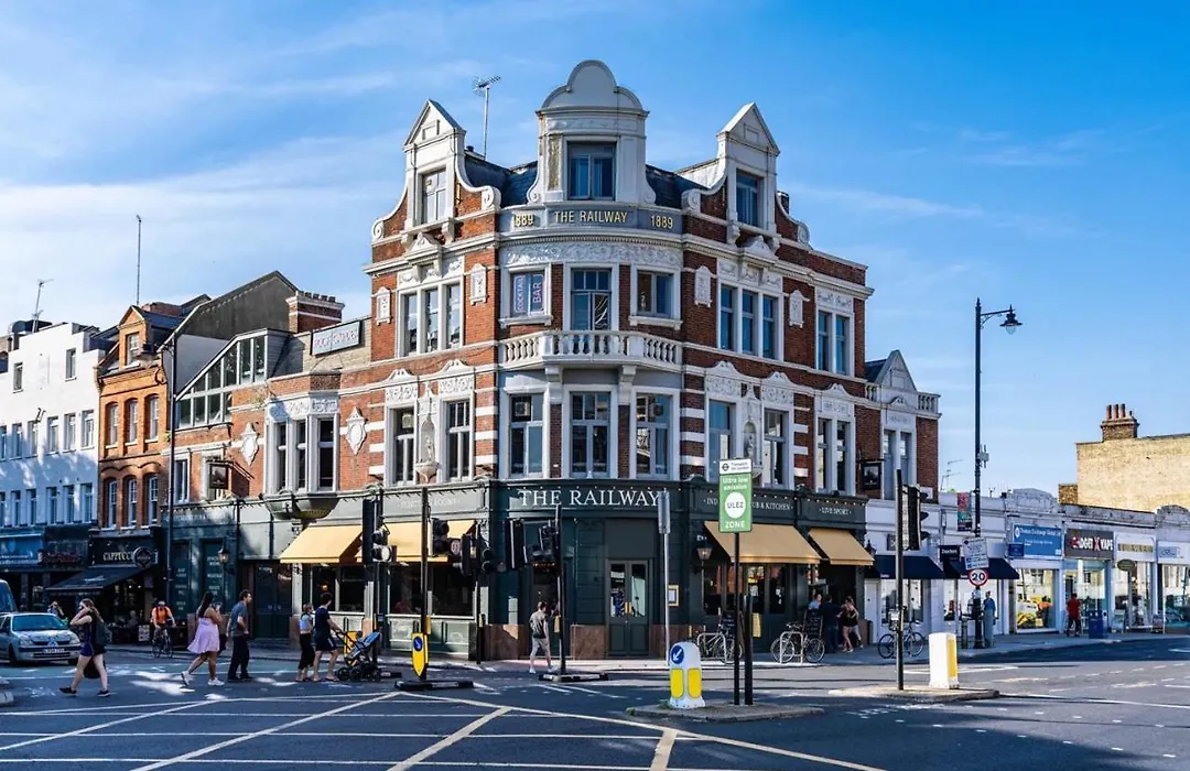 Penthouse Loft Suite In Putney, Ps5, 60"Tv, Netflix, Sleeps 6, Ideal For Relocators And Professionals-1