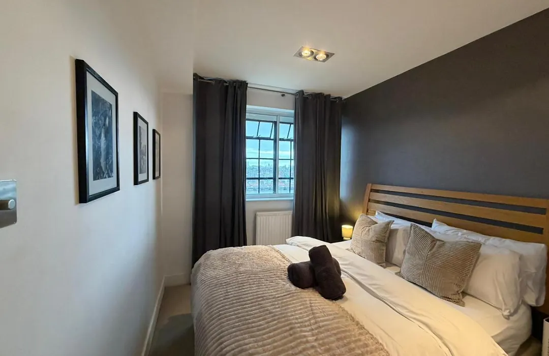 Amanah Properties Elegant- 2-Bed Apartment In Chelsea Cloisters With Stunning City Views-1