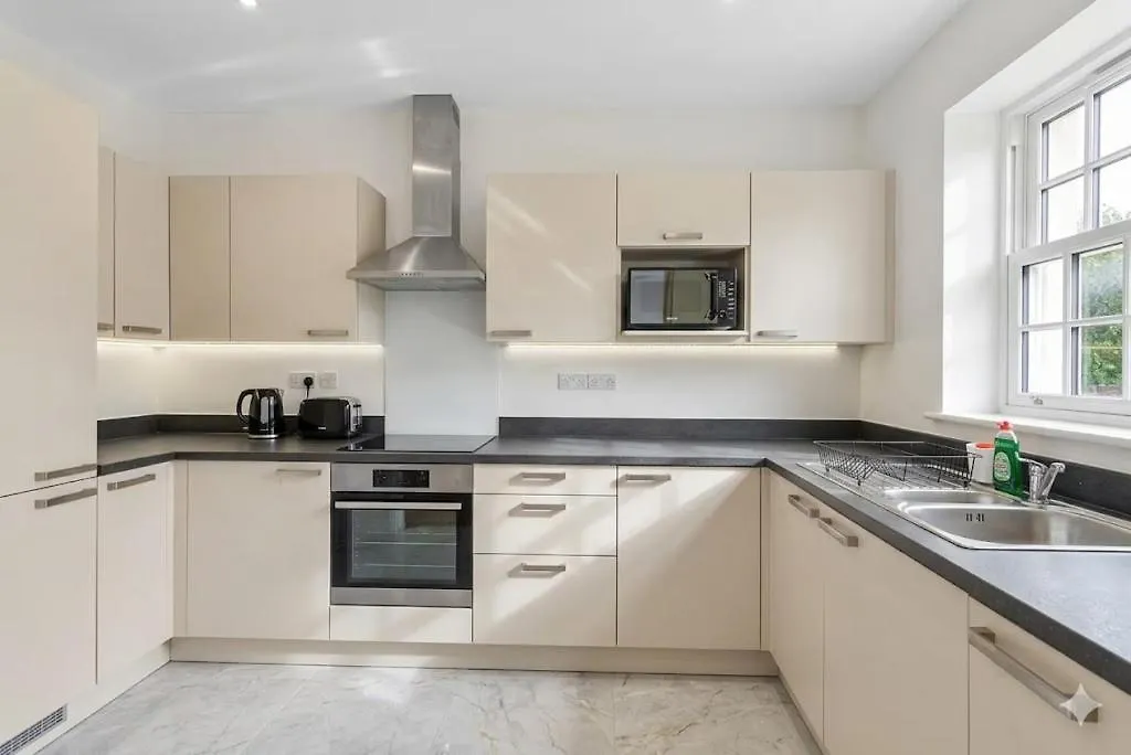 Modern 2Br-2Ba Apartment Next To Wembley Stadium-1