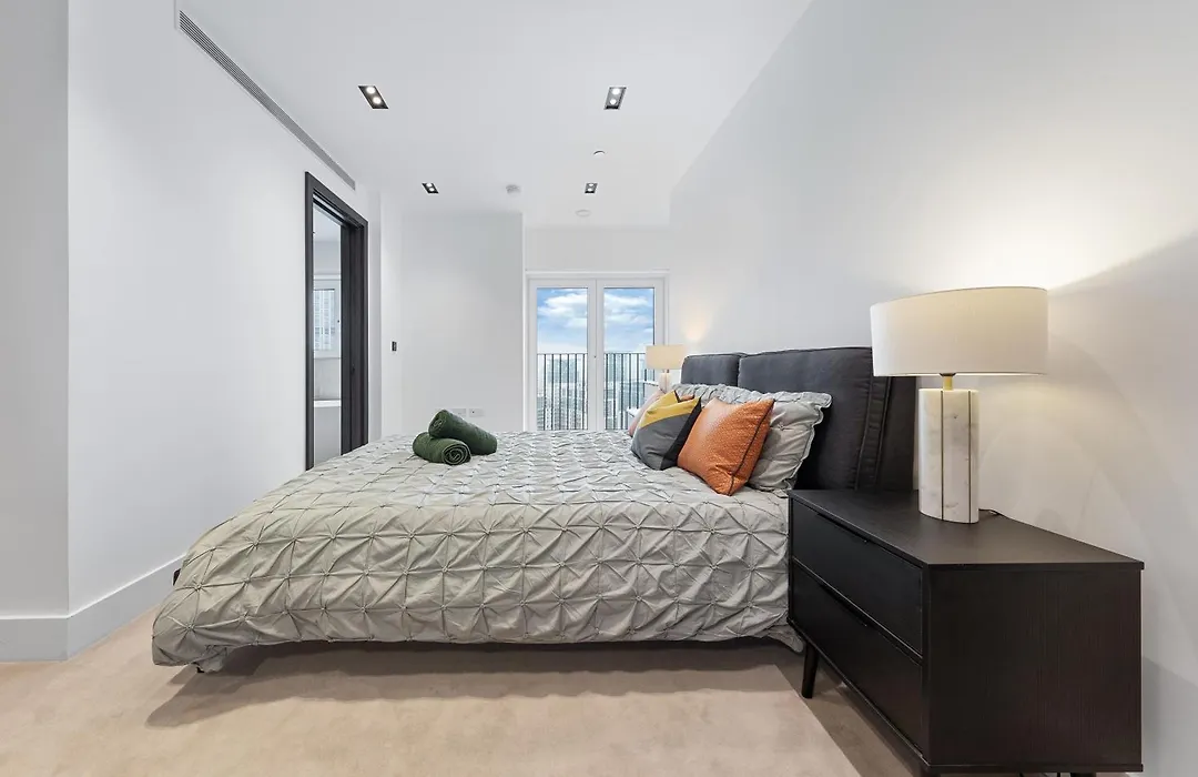 Central London Luxury: Garden View Flat with Balcony-1