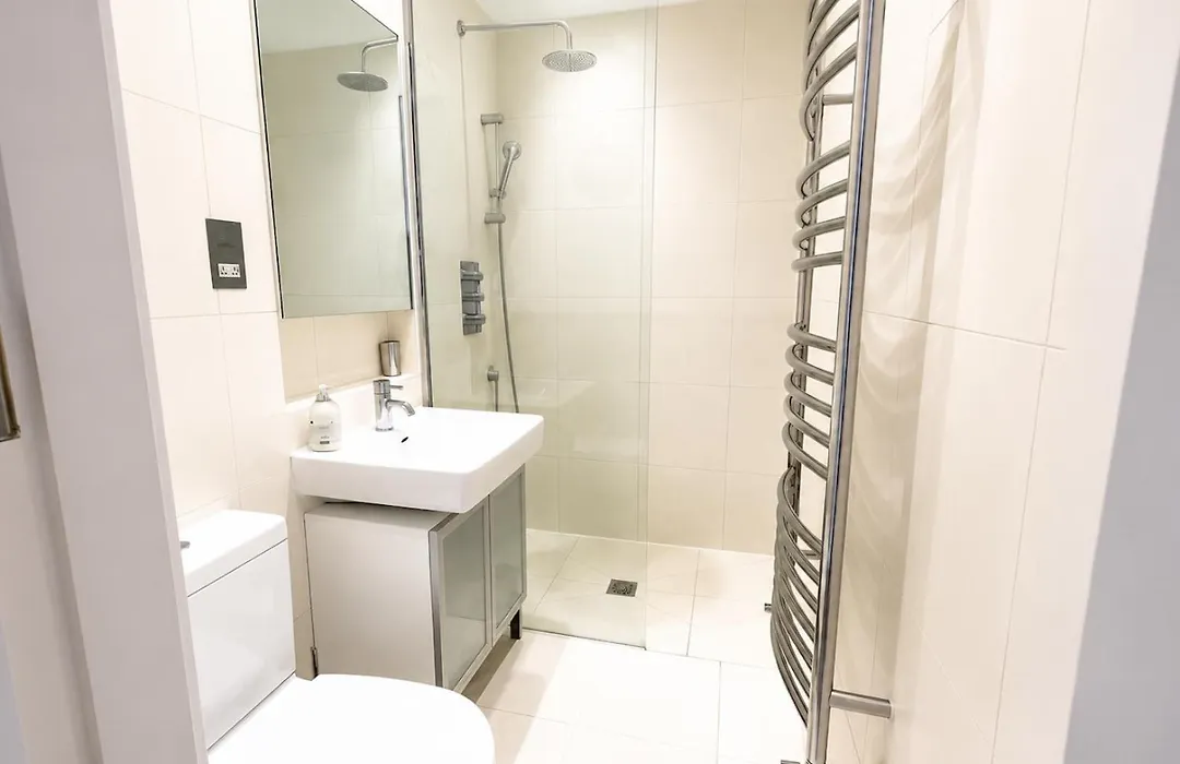 Sunny 2 Bedroom, 2 Bathroom Apartment With Rooftop In Central London-1