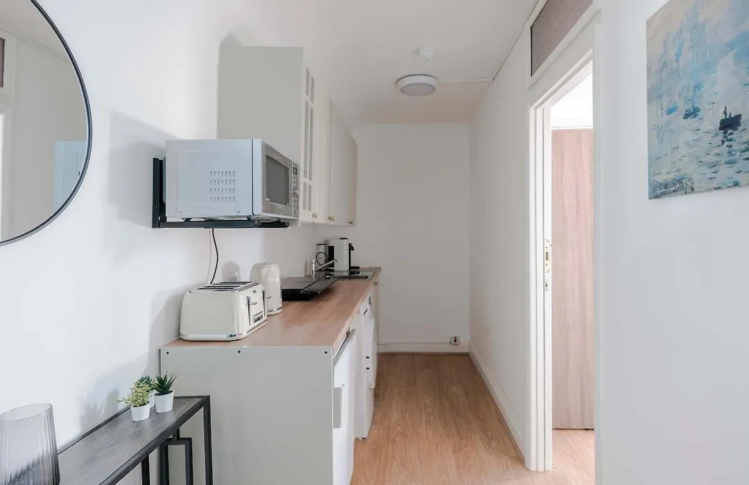 Quiet Mews 1-Bed - Fitzrovia - Sleeps 4-1