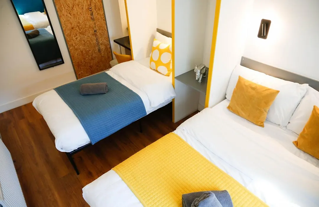 New Luxury Apartment In Central Location Next To Shops, Cafes, Bars & Metro-1