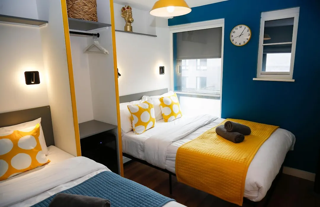 New Luxury Rooms In The Heart Of London Next To Shops, Cafes, Bars & Metro With Shared Bathrooms-1