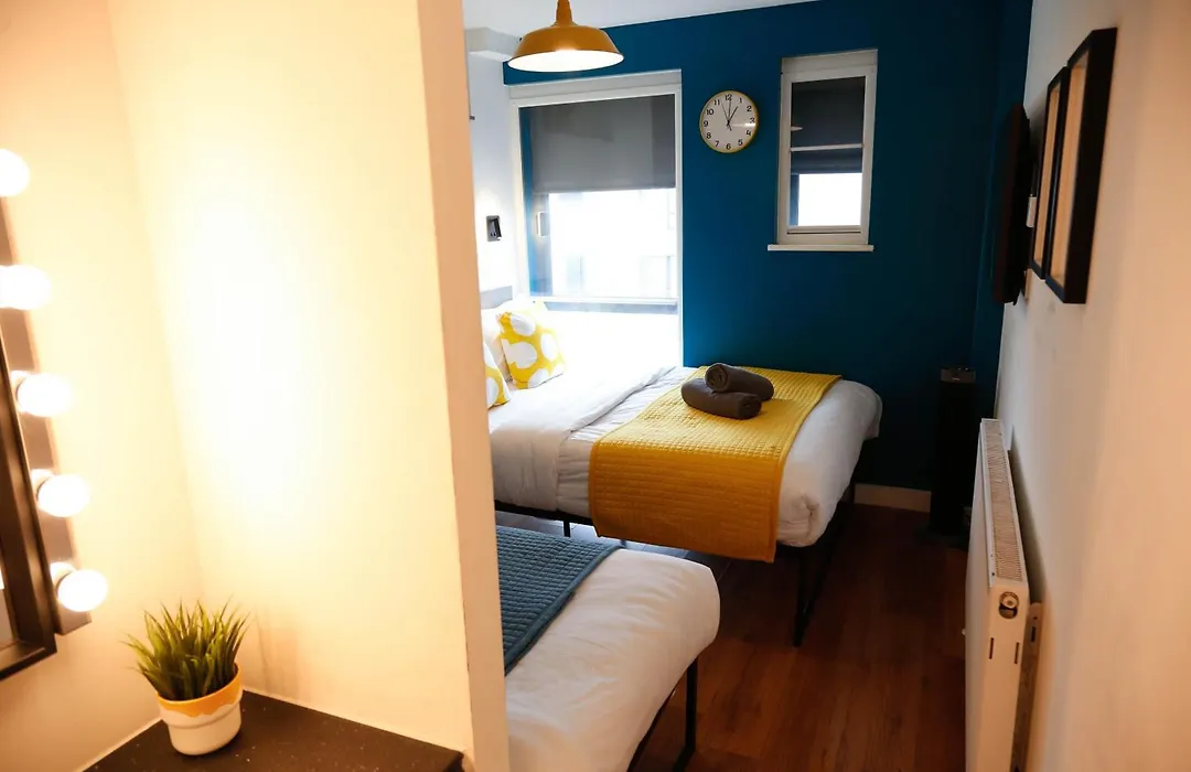 New Luxury Rooms In The Heart Of London Next To Shops, Cafes, Bars & Metro With Shared Bathrooms-1