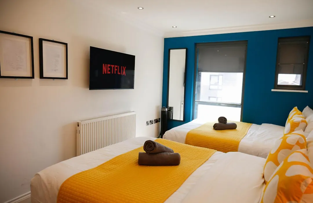 New Luxury Rooms In The Heart Of London Next To Shops, Cafes, Bars & Metro With Shared Bathrooms-1